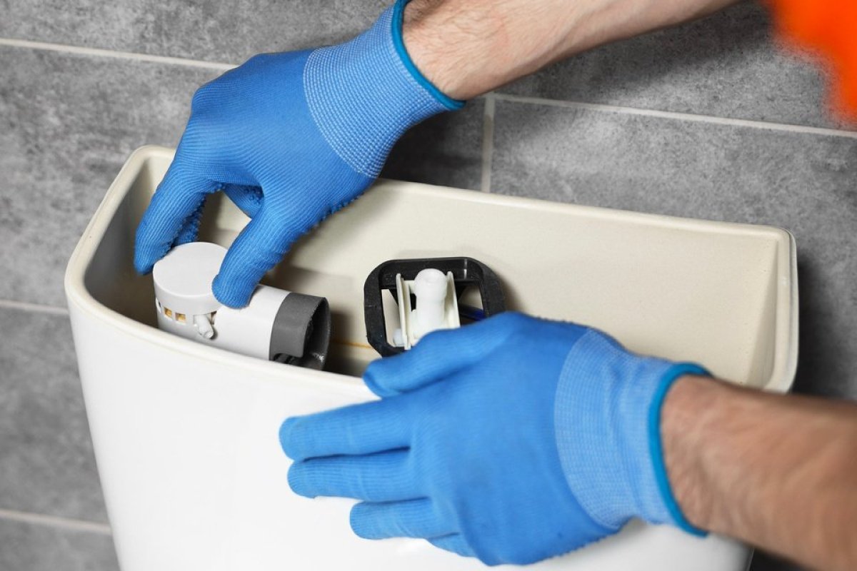 Comment réparer une chasse d'eau bloquée ?