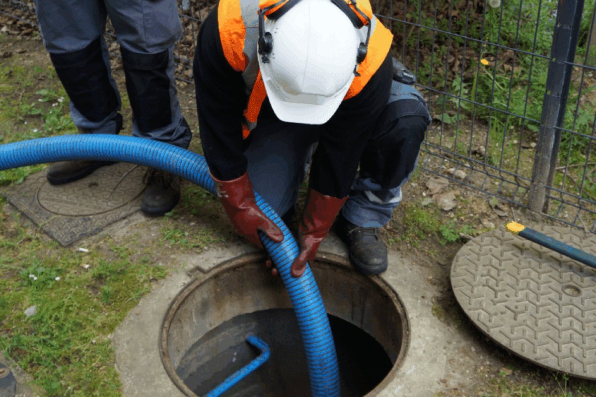 Une équipe d'intervention pour une Fosse Septique Bouchée à Grasse